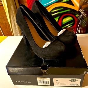 Torrid 4H Black Faux Suede Platform Pump Women’s 9 Wide Width